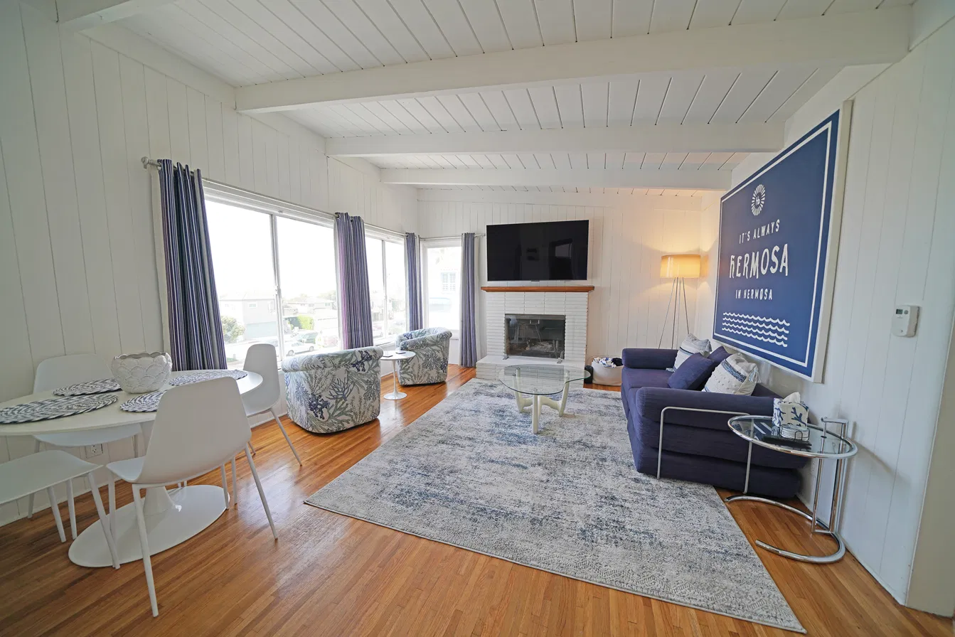 Upper one-bedroom back ocean-view bungalow living room